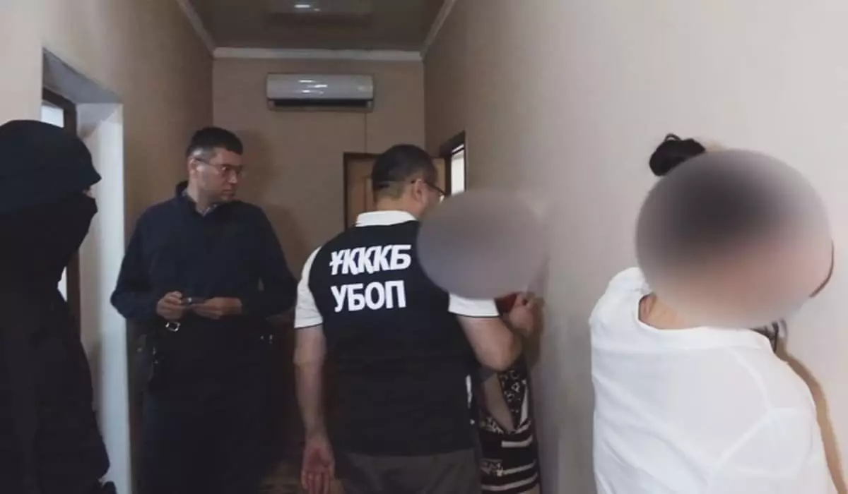 Полицейские и спецназовцы задержали группу лиц на юге Казахстана (ВИДЕО)