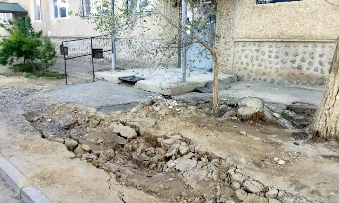 На разруху во дворе 11 микрорайона жалуются жители Актау