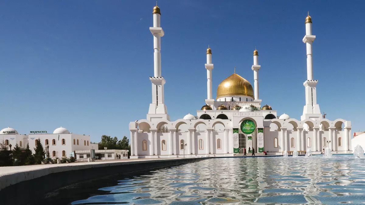 Алматинец украл вещи у прихожан мечети во время намаза на миллион тенге
