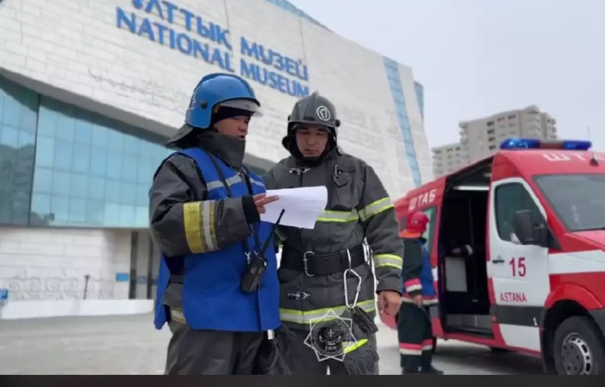 Пожарные в Астане эвакуировали 200 человек из Национального музея