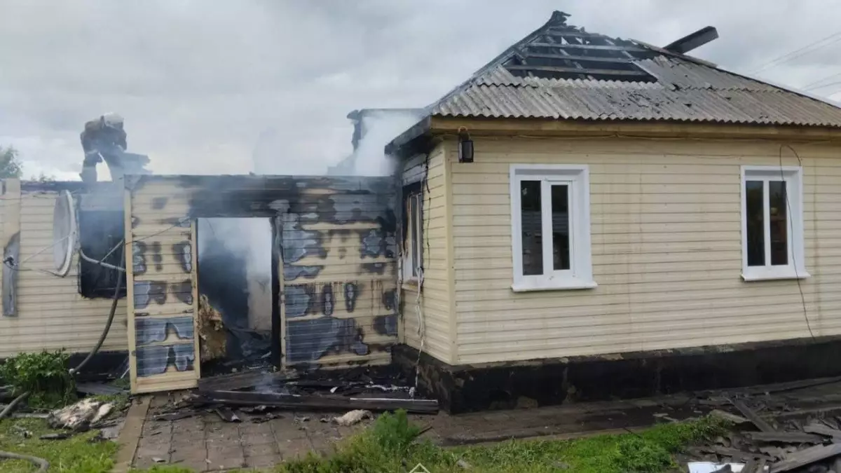 В Костанайской области пожарные вынесли из горящего дома газовый баллон