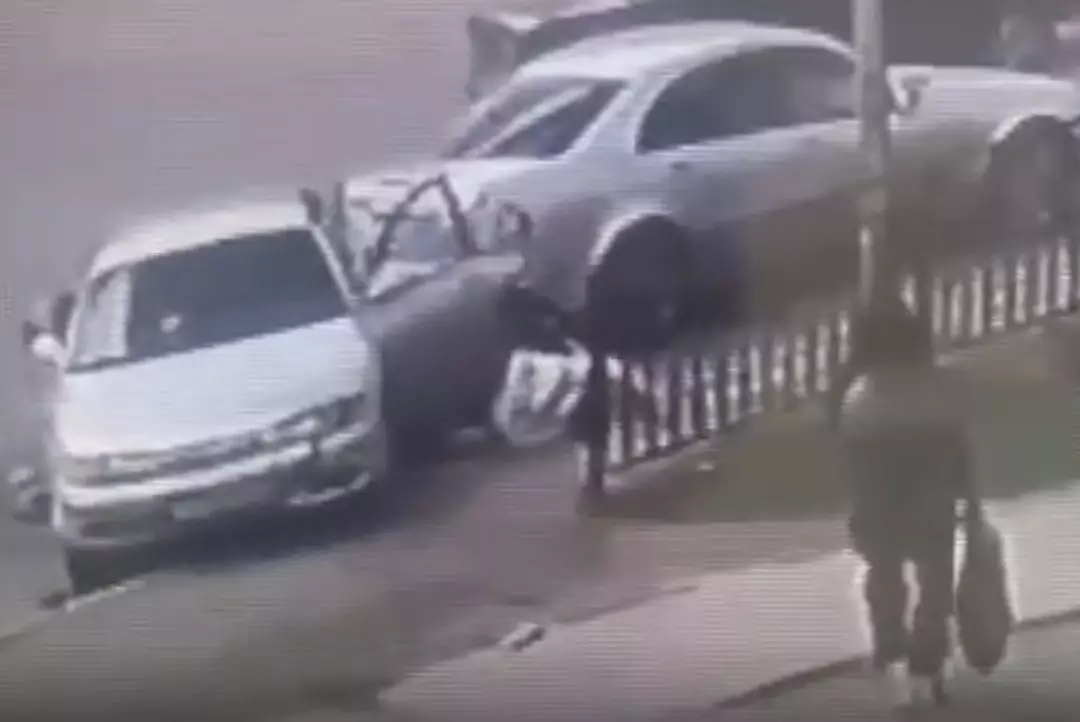 Пятилетний мальчик за рулём авто сбил толпу прохожих в Жезказгане