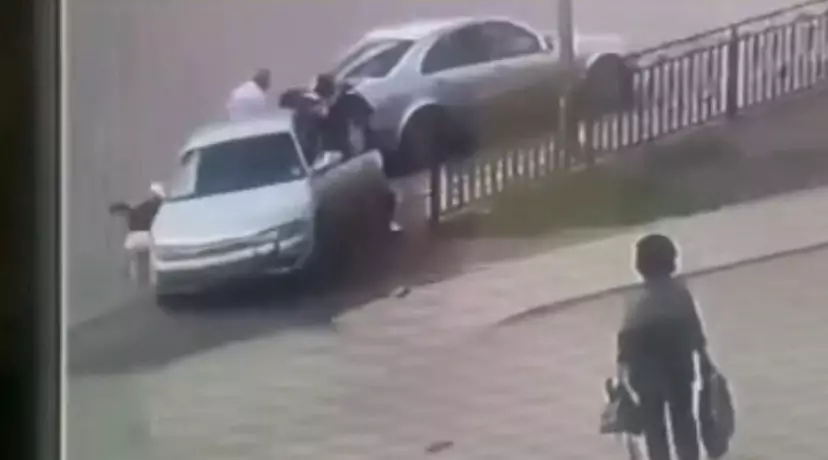 Пятилетний ребёнок за рулем сбил толпу пешеходов и сбежал с места ЧП в Жезказгане