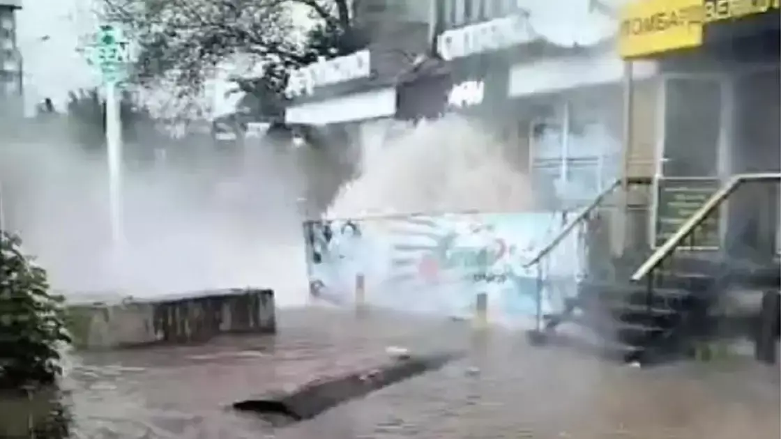 В Экибастузе прорвало теплосеть и фонтан воды затопил аптеку