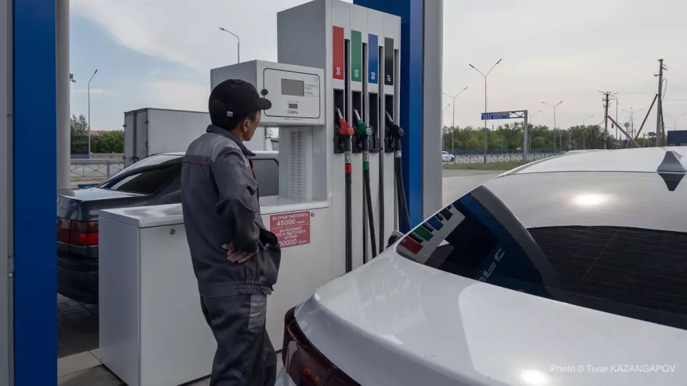 Хватит ли бензина казахстанцам, рассказал глава Минэнерго