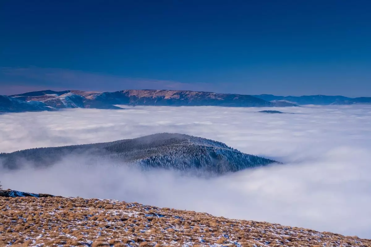 Чудо природы: в горах запечатлели облачный водопад (видео)