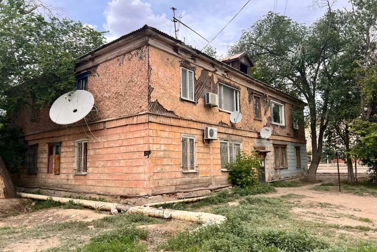 Три года не могут переселить жителей аварийного дома в Жезказгане