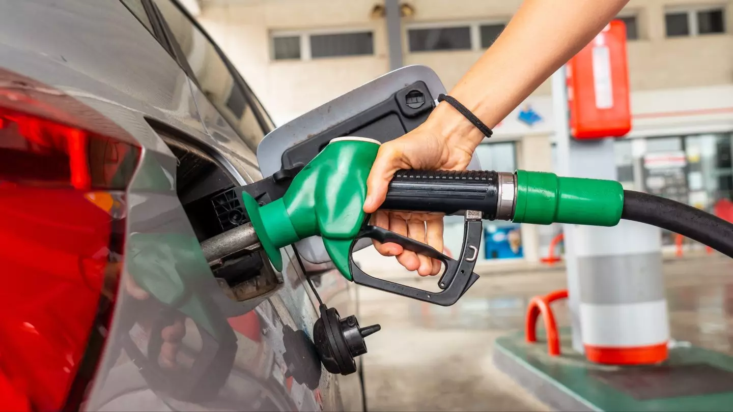 Бензина меньше – цены выше: в Казахстане падает производство топлива