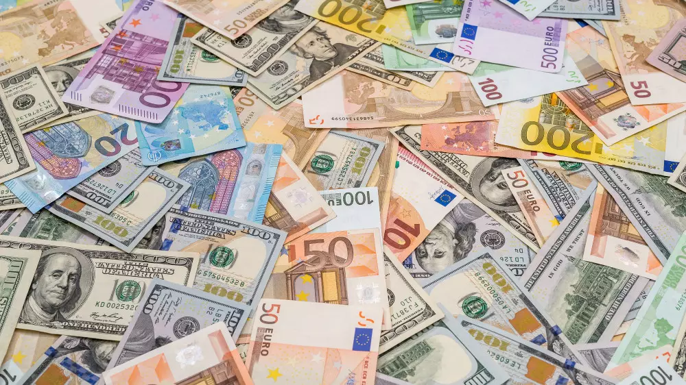 Курс доллара, евро и рубля в обменниках Казахстана 28 мая