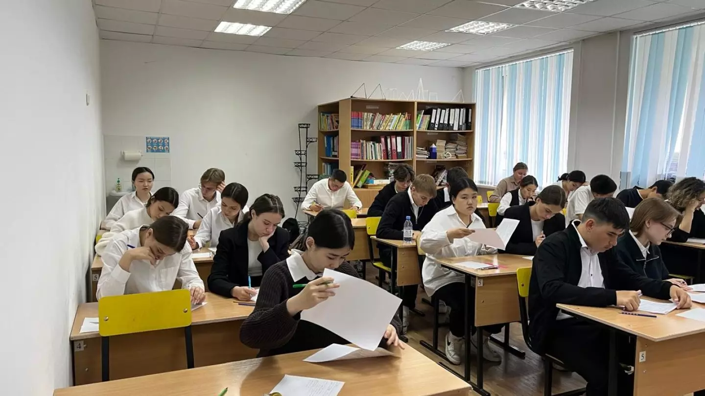 «Аудирование даётся сложнее» — как костанайские школьники сдают экзамен по казахскому языку