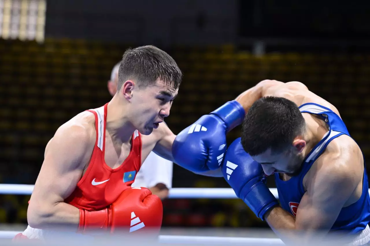 Казахстанский боксер пробился в третий раунд турнира в Таиланде
