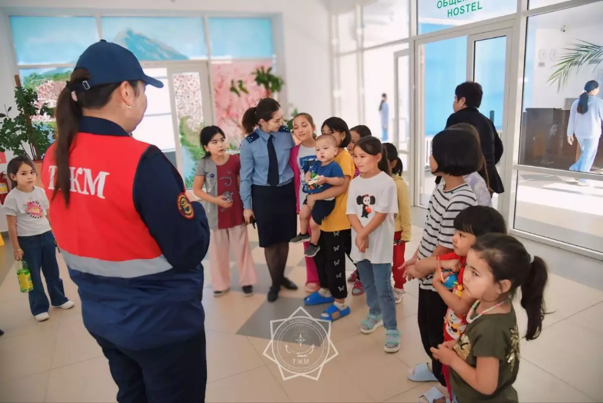 Психологи МЧС Казахстана оказывают помощь в эвакопунктах