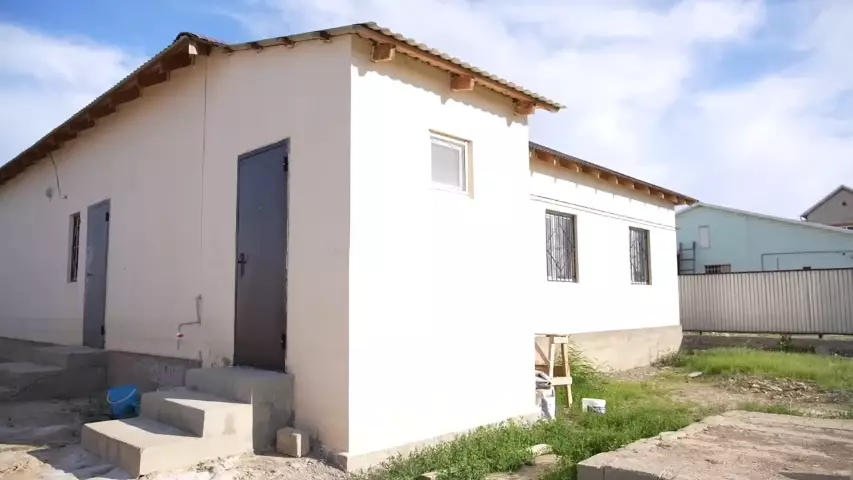 В Кульсары оставшиеся без жилья жители начали ремонтировать и строить дома