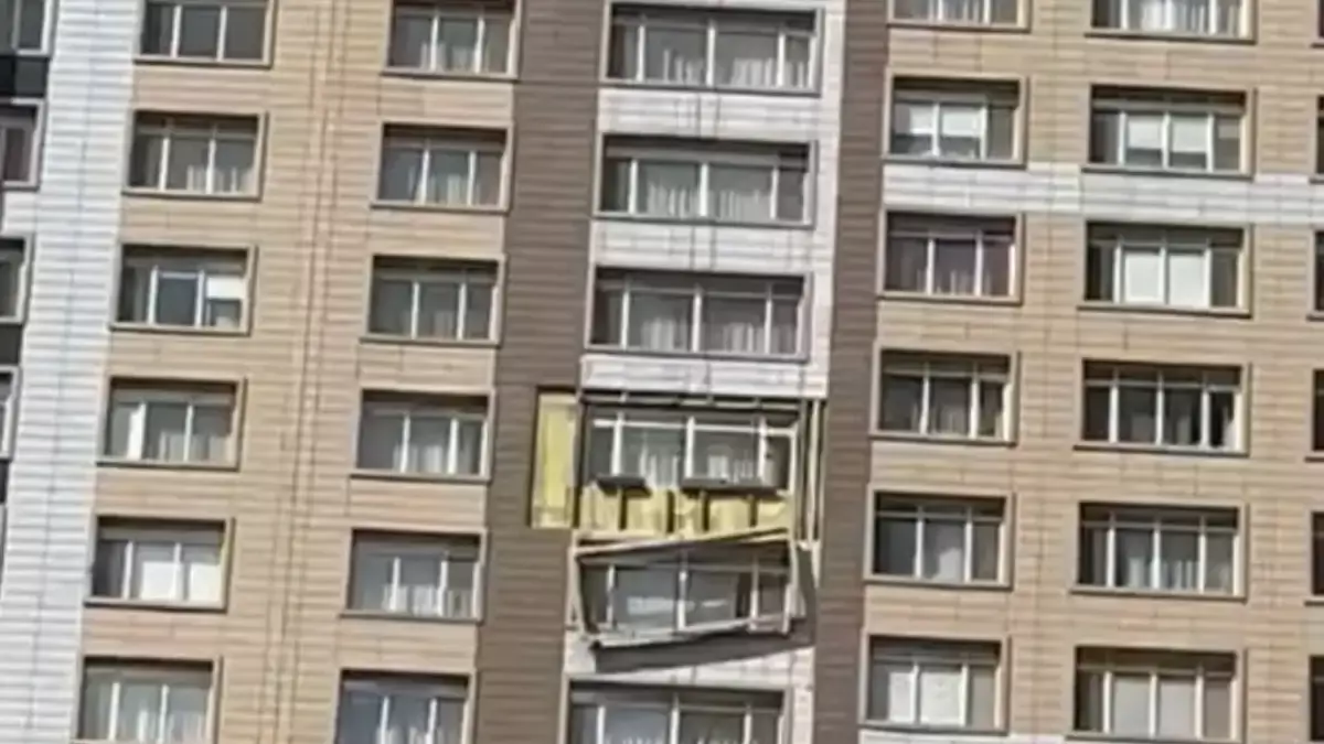В элитном ЖК Астаны обрушился фасад одной из квартир