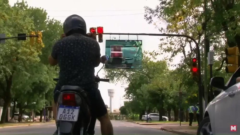Нет шлема - нет "зеленого" светофора: в Аргентине нашли интересный подход к мотоциклистам-нарушителям