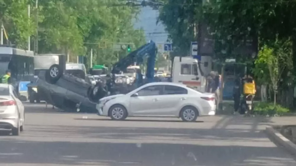 Серьезное ДТП в Алматы: Lexus и Hyundai столкнулись на перекрестке