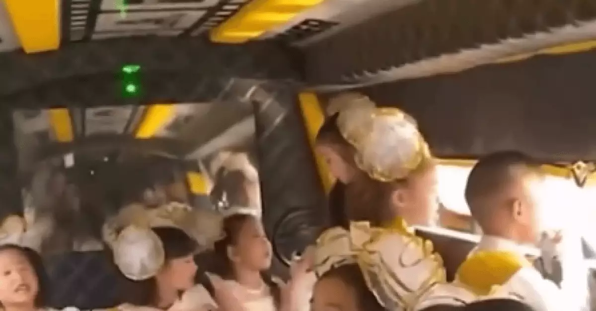 Жанаозенские дети отметили выпускной детсада на лимузине (ВИДЕО)