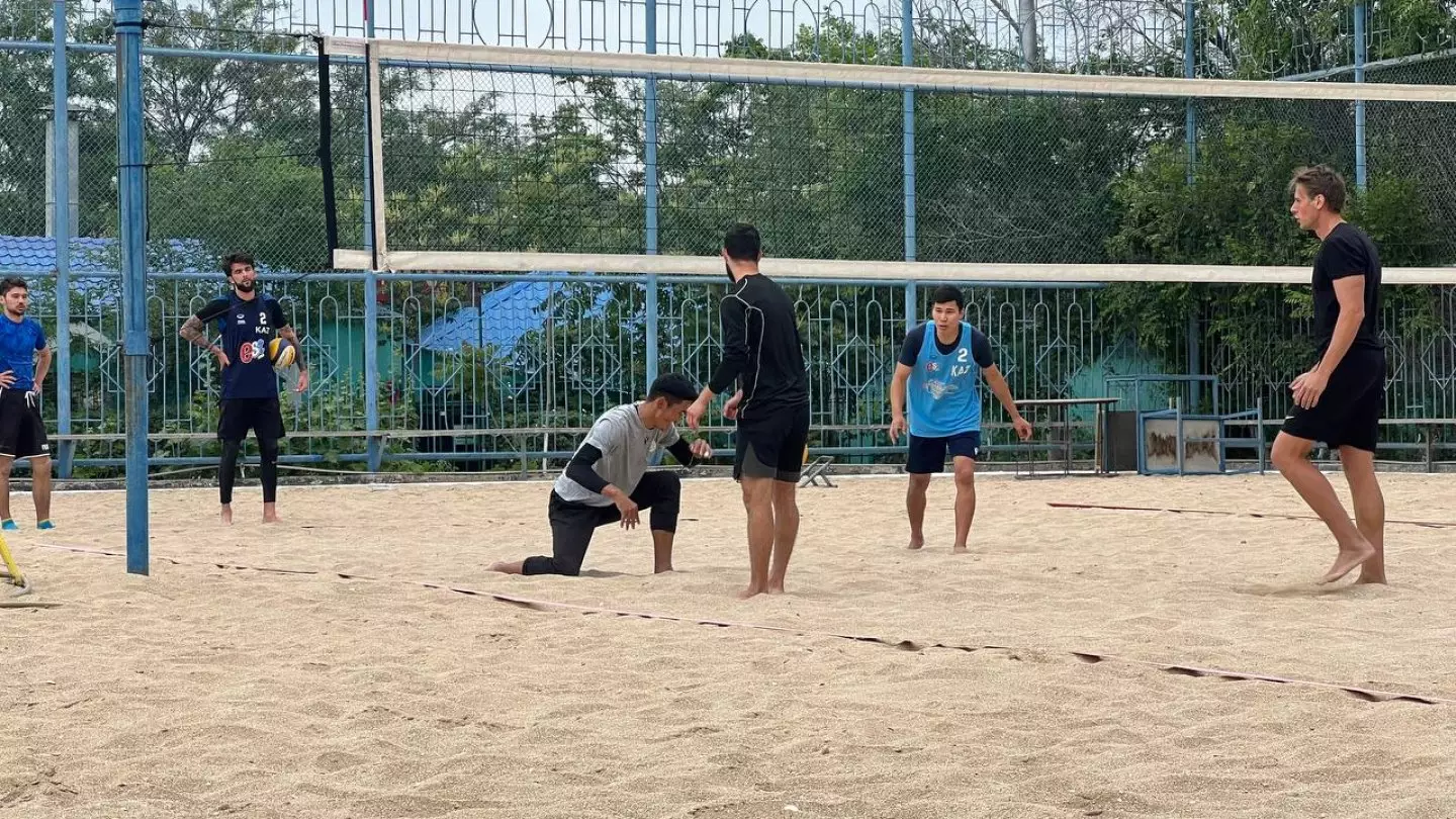 Кто футболит пляжных волейболистов в Актау