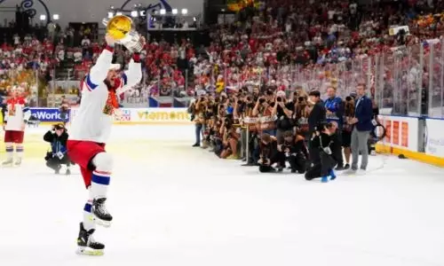 Игроки сборной Чехии сломали кубок ЧМ-2024 по хоккею. Видео 