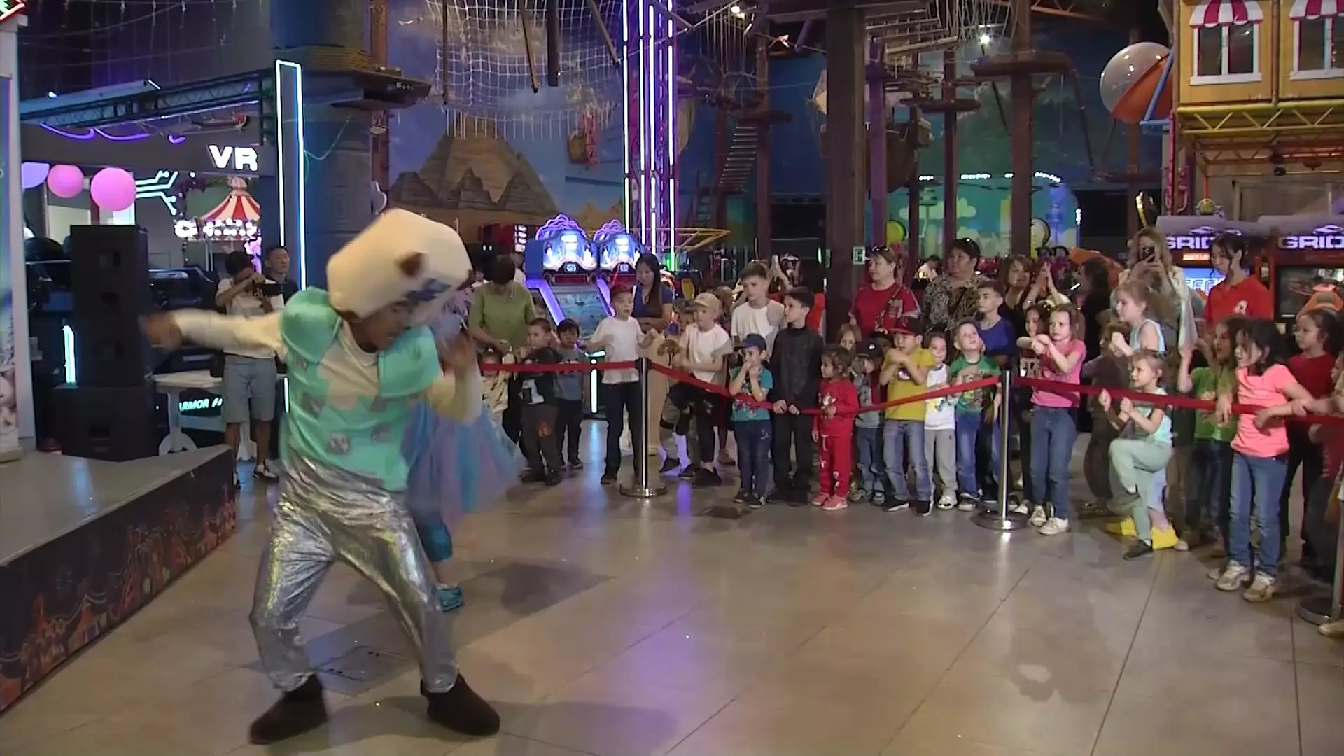 100 алматинских детей – сирот из малообеспеченных семей насладились захватывающей развлекательной шоу-программой