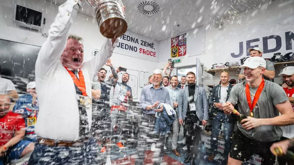 Победители чемпионата мира по хоккею сломали трофей. Видео