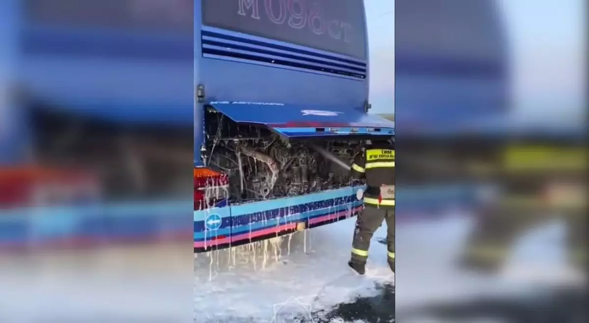 Автобус с пассажирами загорелся на трассе в Карагандинской области (ВИДЕО)