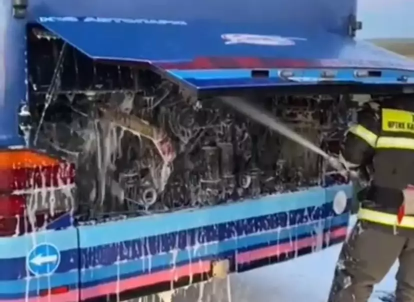 Пассажирский автобус загорелся на трассе в Карагандинской области