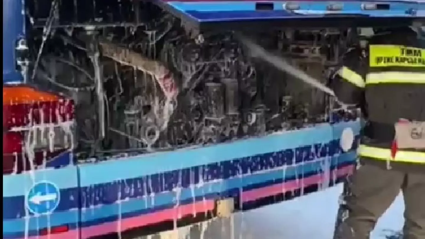 Автобус с пассажирами загорелся на трассе в Карагандинской области