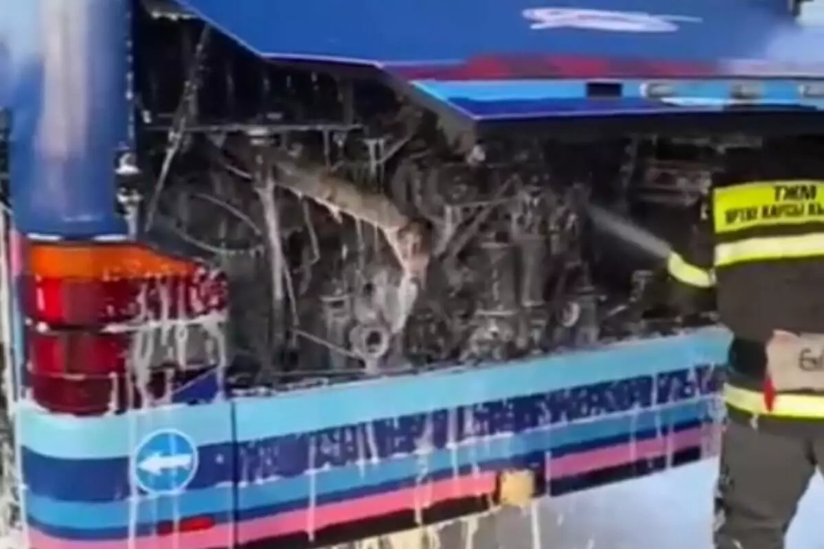 Автобус с пассажирами загорелся на трассе в Карагандинской области (ВИДЕО)