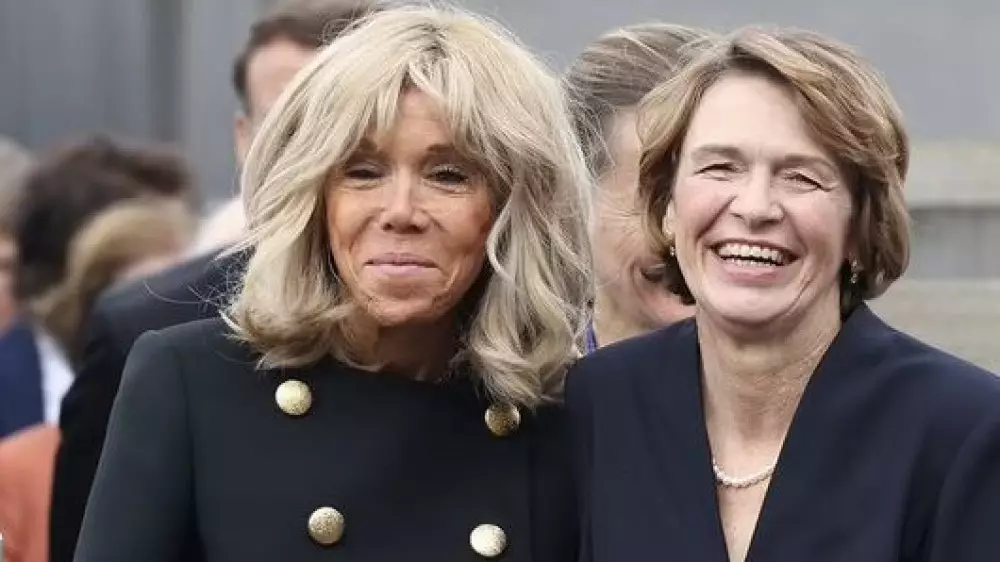 Фото первых леди Франции и Германии, смеющихся на мемориале жертвам холокоста, вызвало скандал