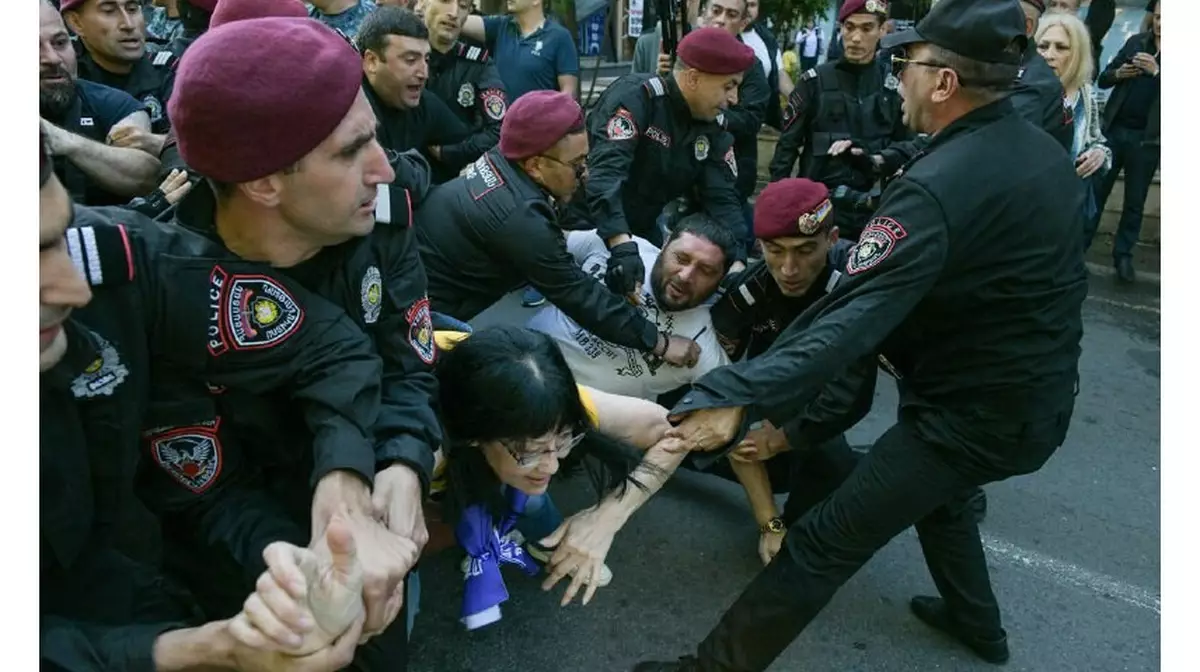 Арменияда наразылық шерулері кезінде 200-ден астам адам ұсталды