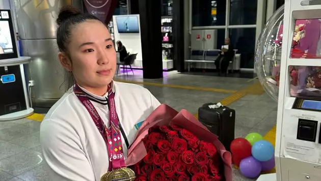 Казахстанцев встретили в аэропорту после триумфа на ЧМ по тяжелой атлетике