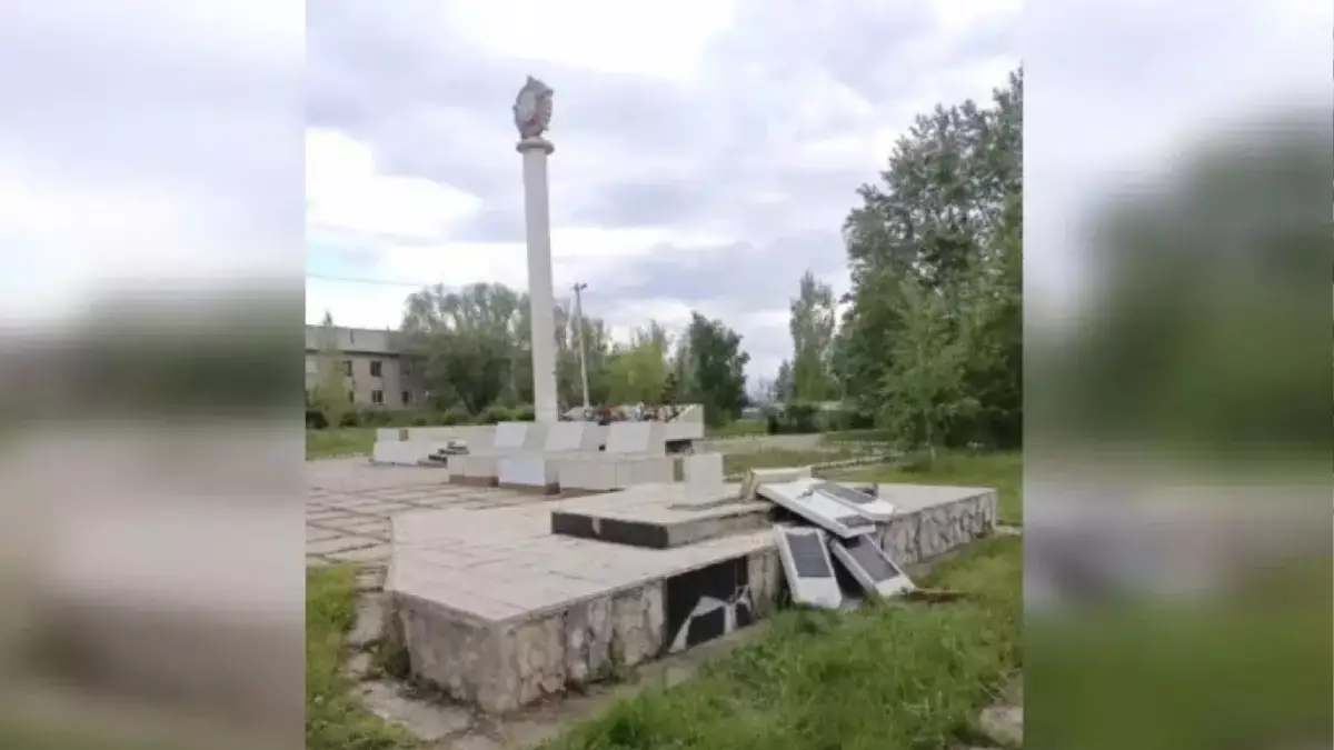 Вандалы разрушили сквер памяти участников ВОВ в Акмолинской области