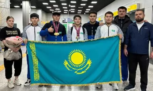 Казахстанцев встретили в аэропорту после триумфа на ЧМ-2024 по тяжелой атлетике