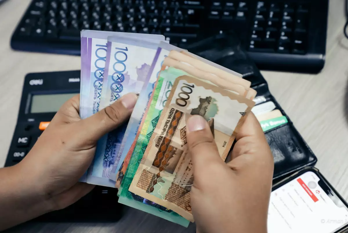Парламент принял закон, регулирующий выдачу кредитов казахстанцам