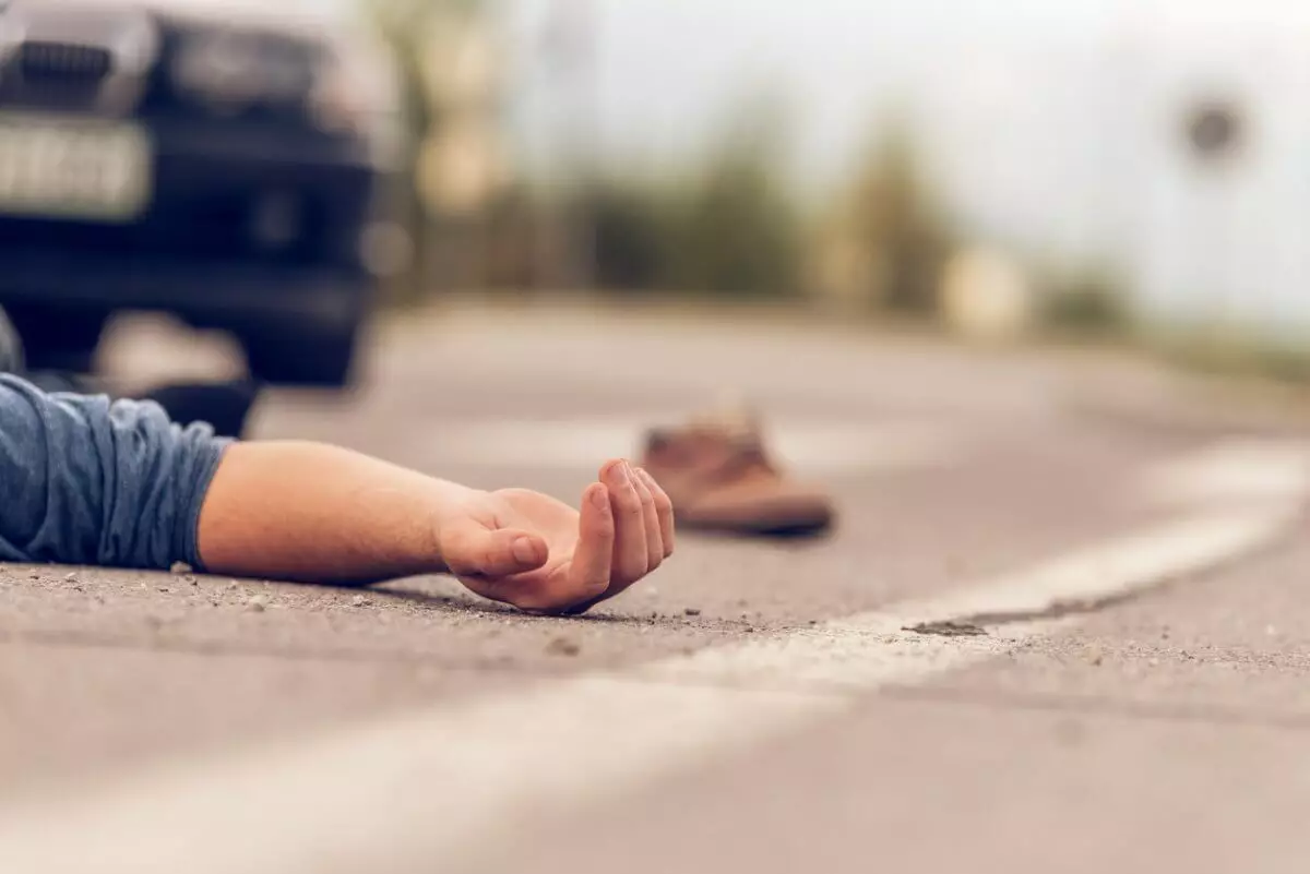 Странный маневр: девушка на автомобиле сбила прохожего на тротуаре (ВИДЕО)