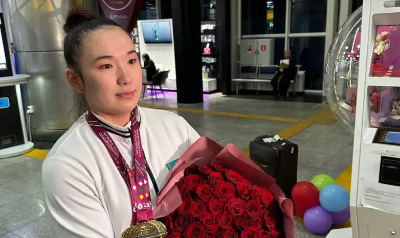 Казахстанцев встретили в аэропорту после победы на чемпионате мира по тяжелой атлетике