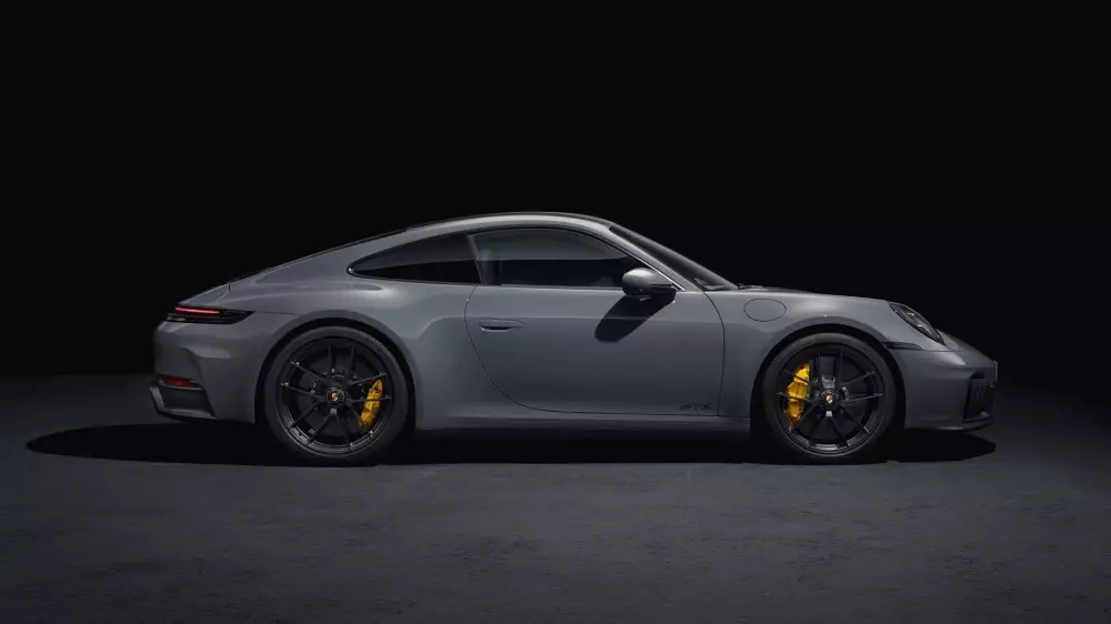 Porsche представил первый в истории гибридный 911