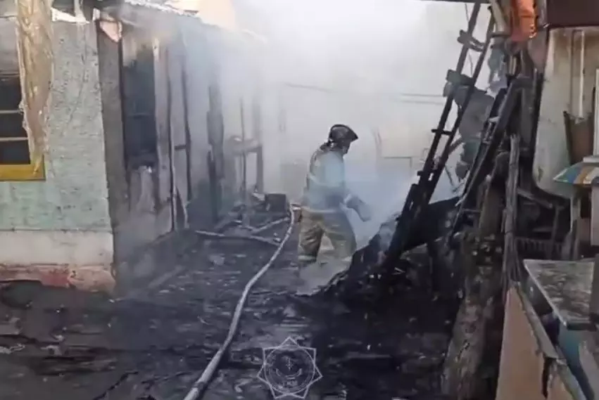 Крупный пожар в жилом доме потушили в Жезказгане