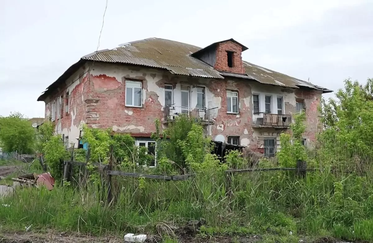 Разваливается на глазах: в Петропавловске десятки семей живут в аварийном доме