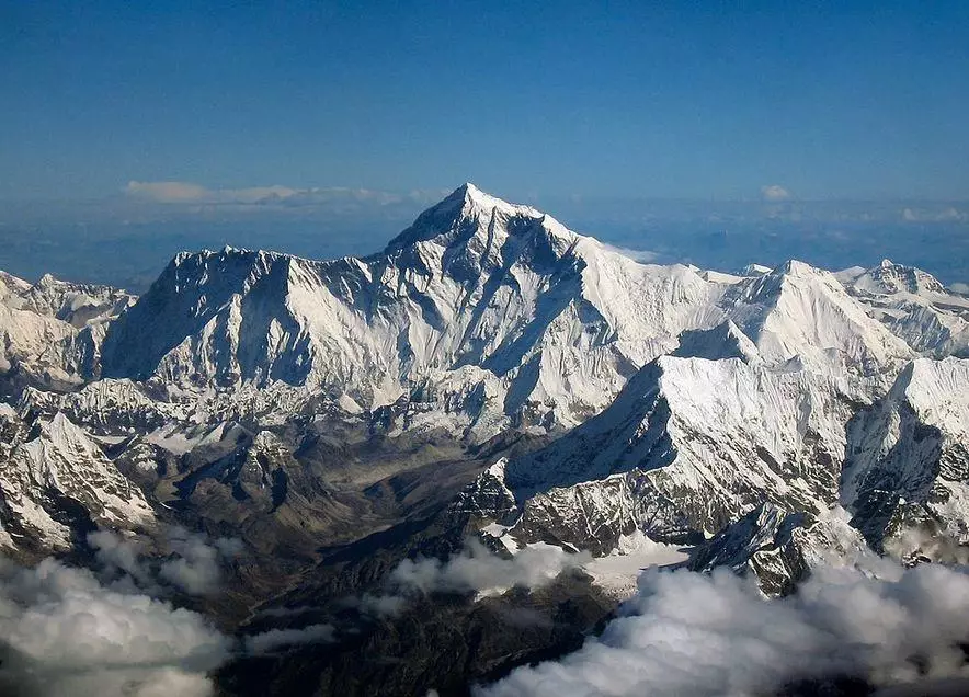 Непальская альпинистка установила рекорд по скорости восхождения на Эверест