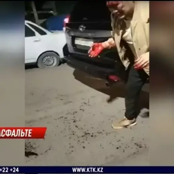 В Алматы на дороге подрались доставщик еды и водитель иномарки