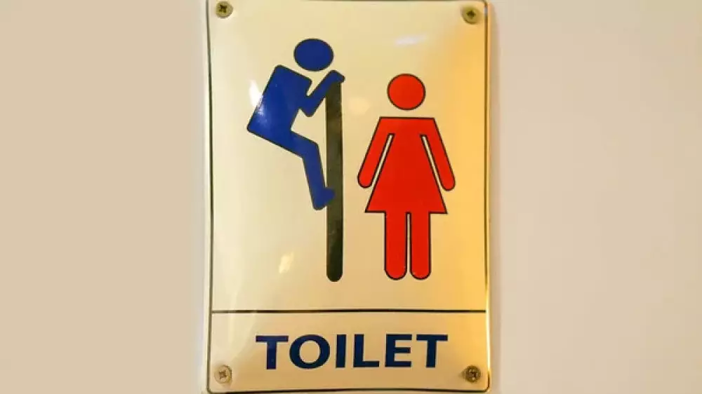 "Лежал на полу и подглядывал": девушка пожаловалась на извращенца в женском туалете ТРЦ