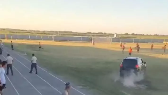 В Сырдарье водитель выехал на футбольное поле и начал гоняться за людьми
