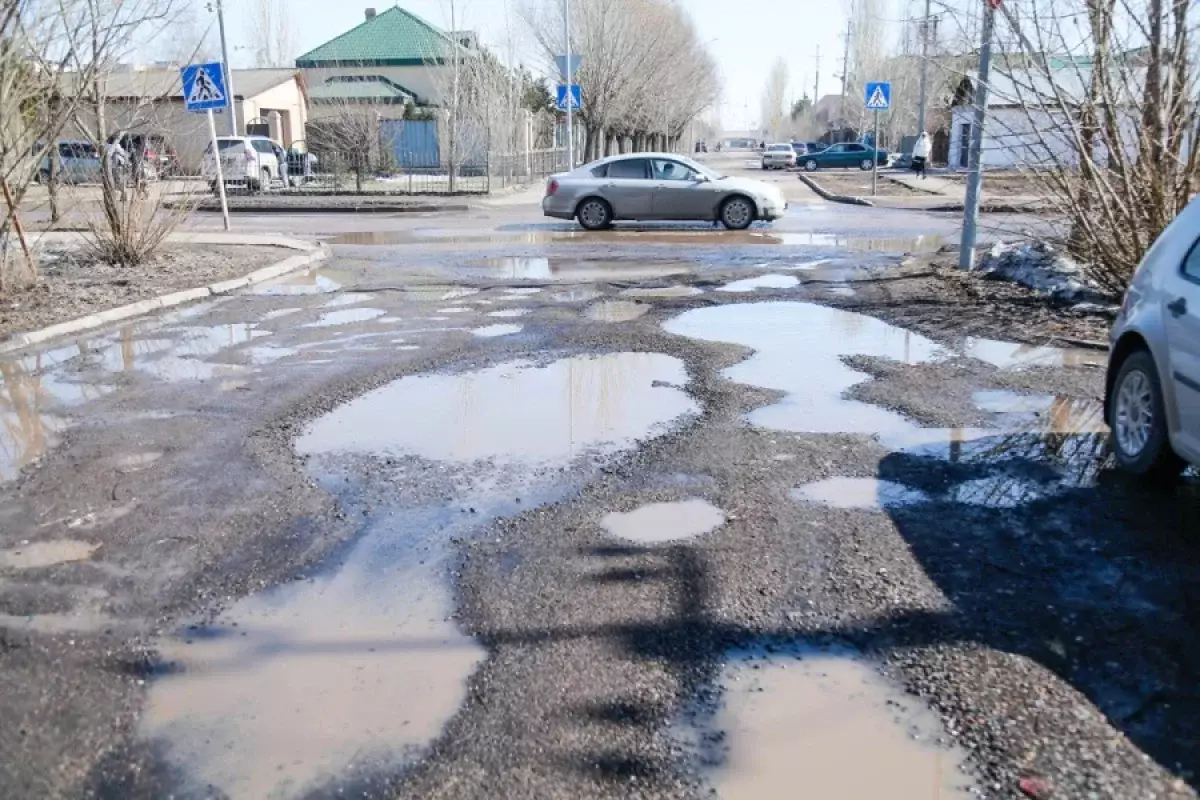 Разрушение казахстанских дорог министр назвал естественным процессом