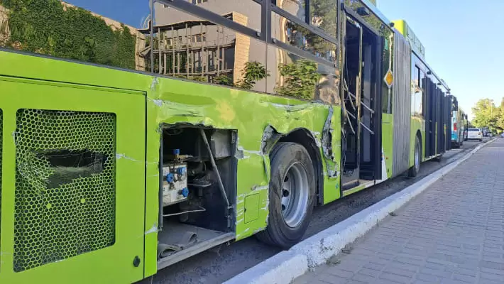 В Ташкенте тепловоз на переезде протаранил автобус