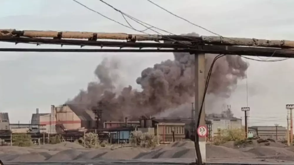 Крупный пожар на заводе в Аксу: пострадавшая девушка скончалась
