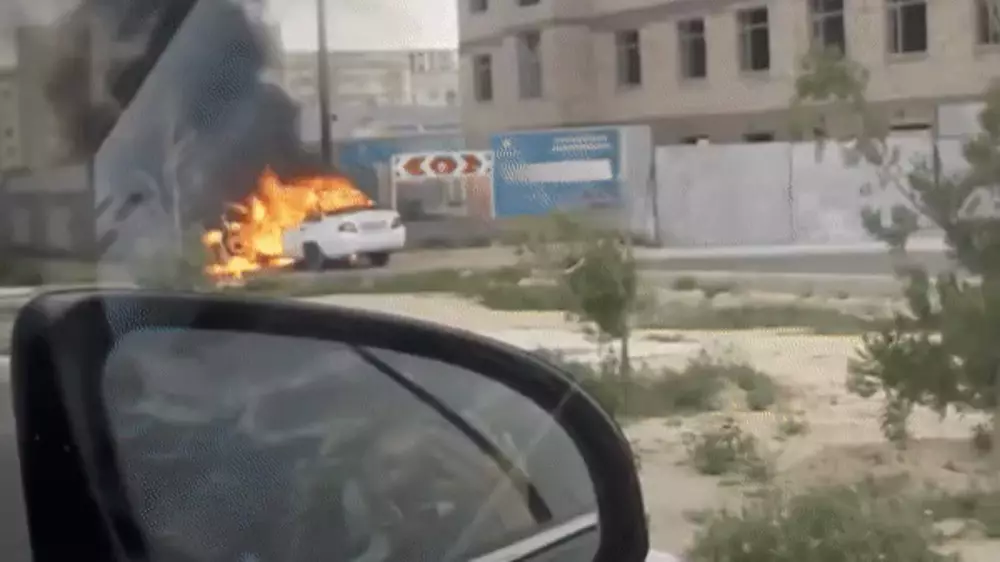 Легковушка загорелась на дороге в Актау