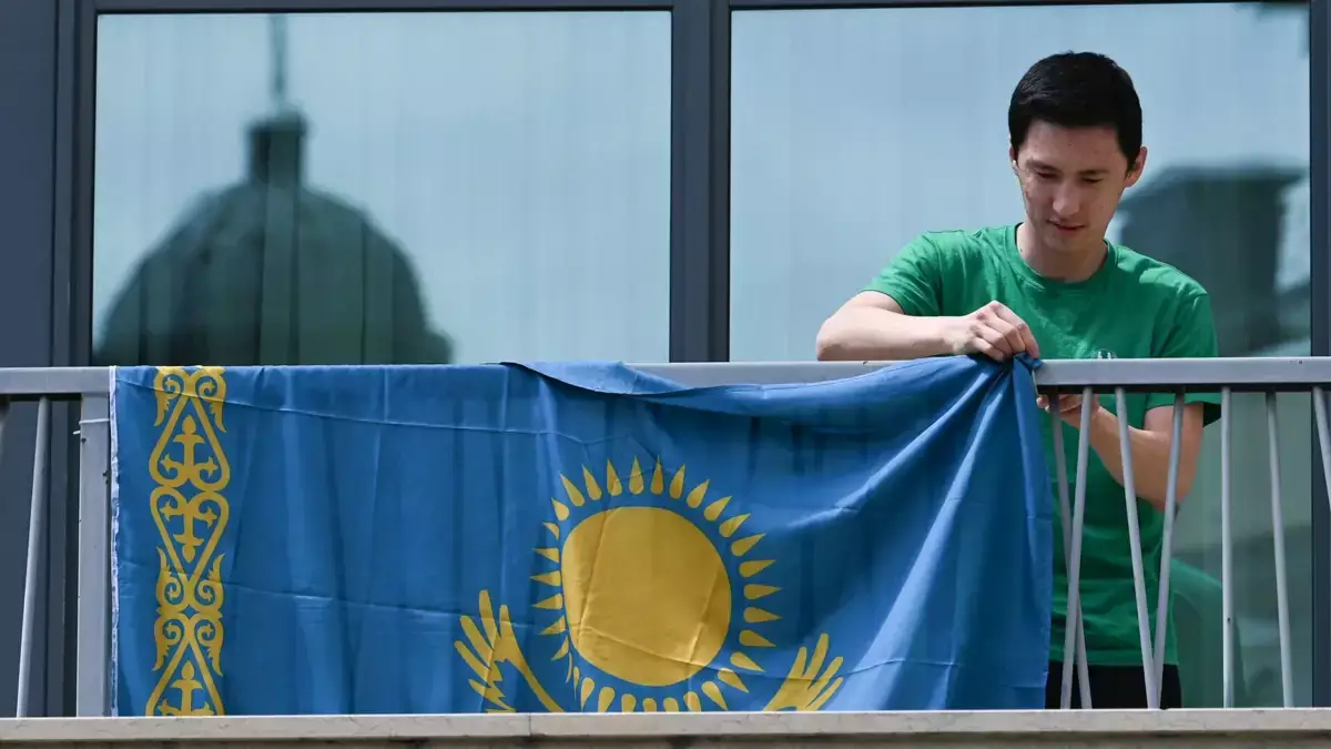 Казахстанцам можно вывешивать национальный флаг с балкона дома, но не всегда