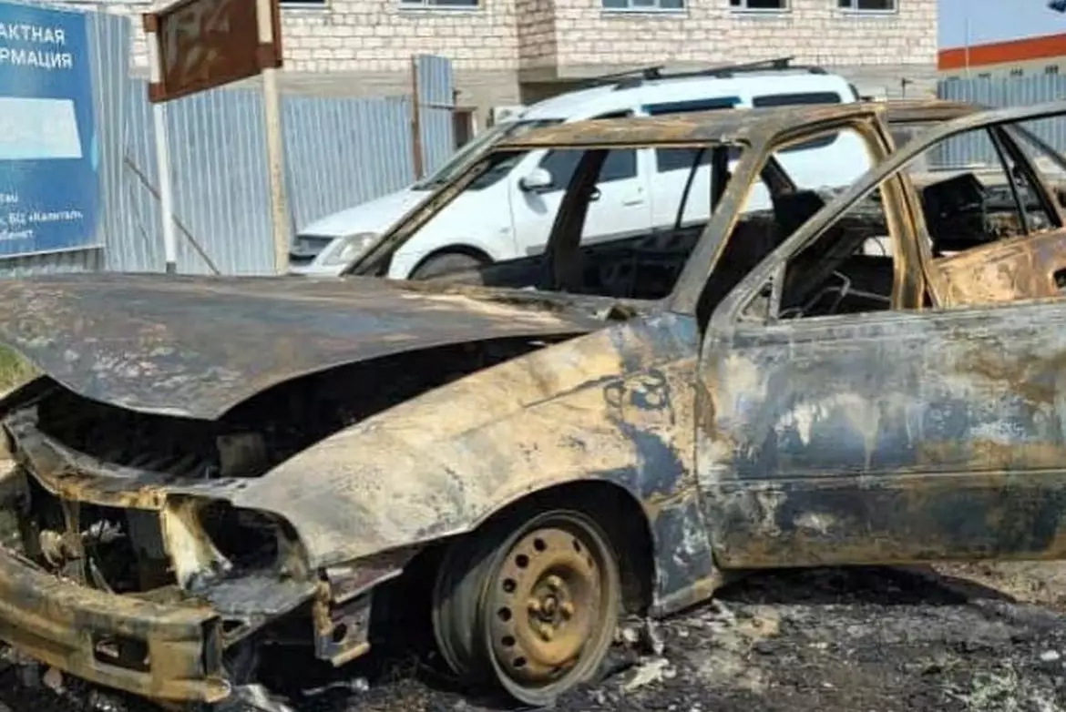 Автомобиль загорелся на дороге в Актау